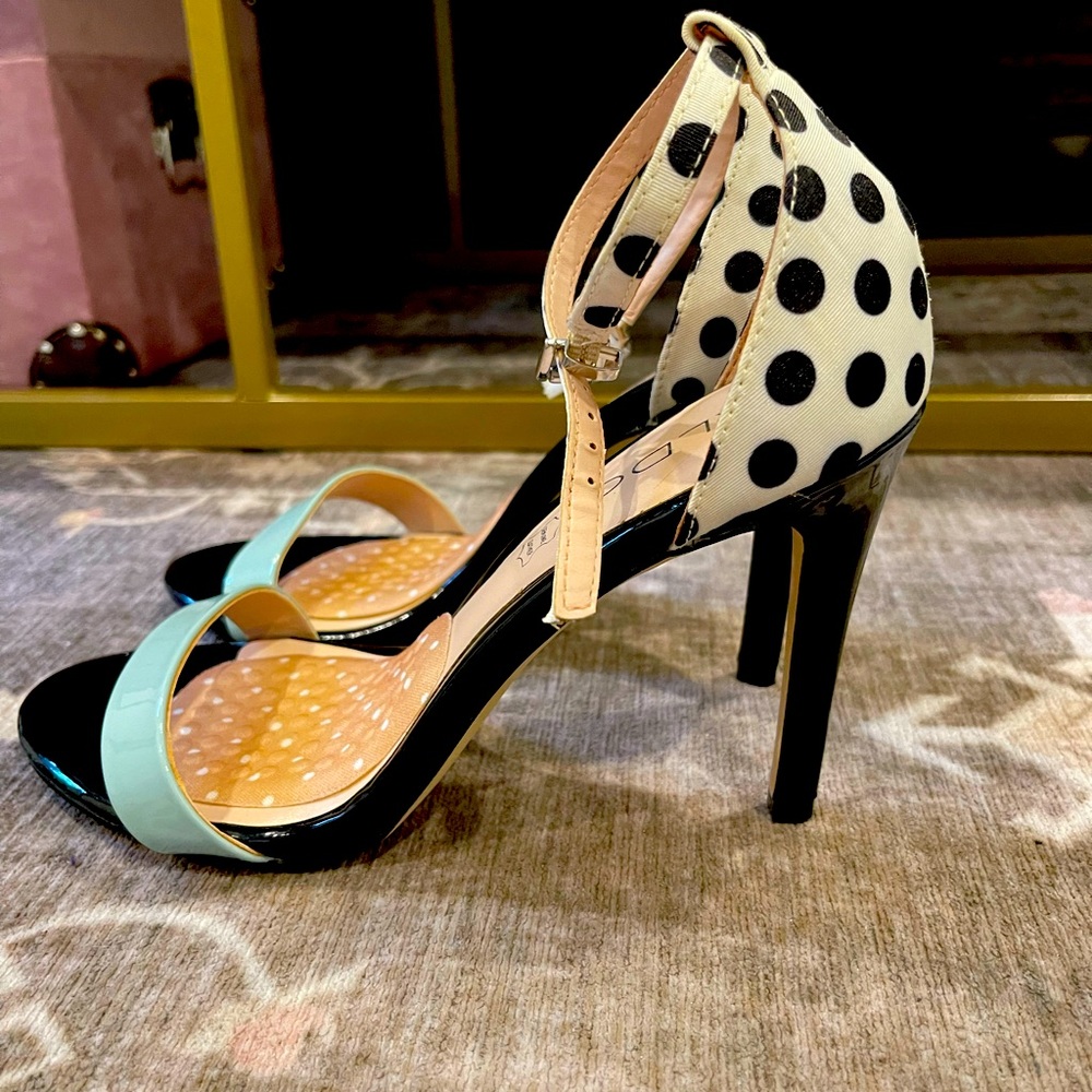 Aldo pumps - pistachio and polka dot- size 7